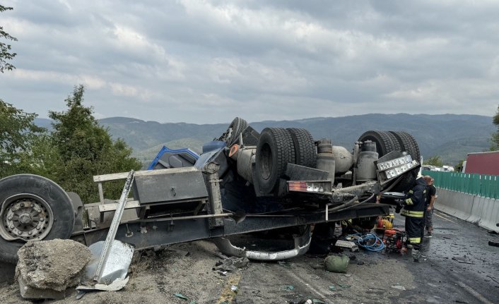 Düzce'de tırla otomobilin çarpıştığı kazada 2 kişi yaşamını yitirdi, 2 kişi yaralandı