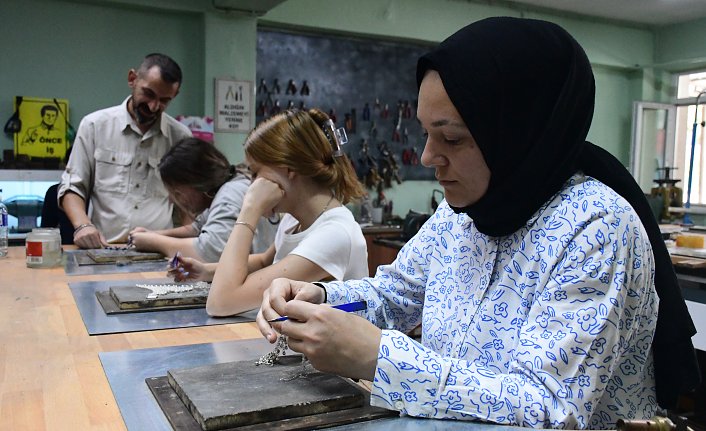 Ecdat yadigarı savat sanatını takı ve aksesuarlarda yaşatıyor