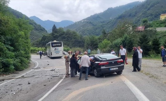 Giresun'da otobüs ile çarpışan otomobilin sürücüsü ağır yaralandı