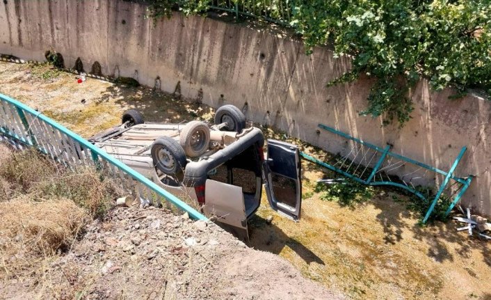 Gümüşhane'de hafif ticari aracın dere yatağına yuvarlanması sonucu 1 kişi öldü