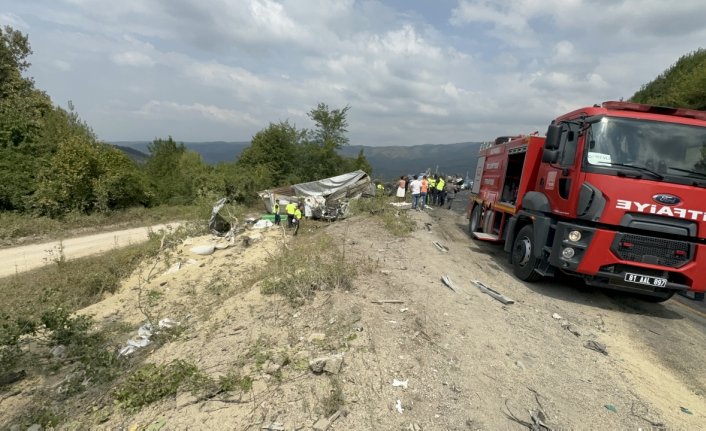 Düzce'de tırla otomobilin çarpıştığı kazada 3 kişi yaşamını yitirdi, 1 kişi yaralandı