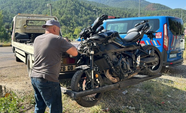 Karabük'te motosikleti devrilen sürücü, araçların çarpması sonucu öldü