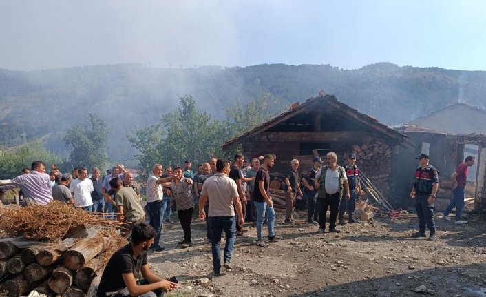 Kastamonu'da çıkan yangında 1 kişi öldü, 3 ev zarar gördü