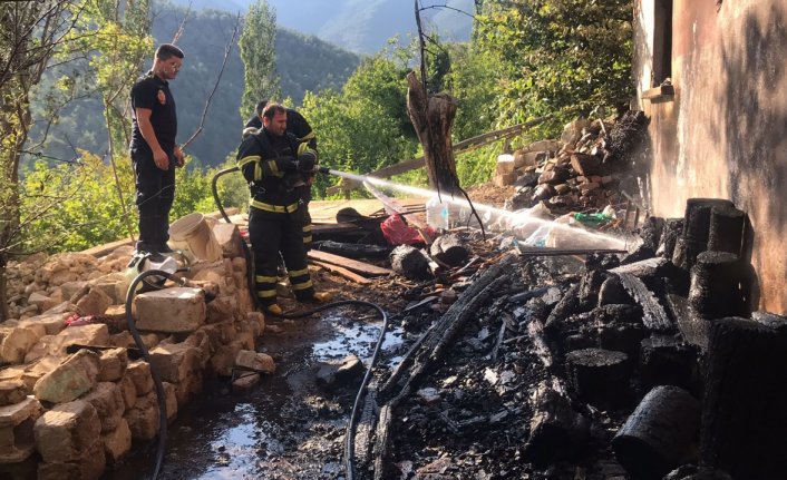 Karabük'te bir evin bahçesinde çıkan yangın söndürüldü