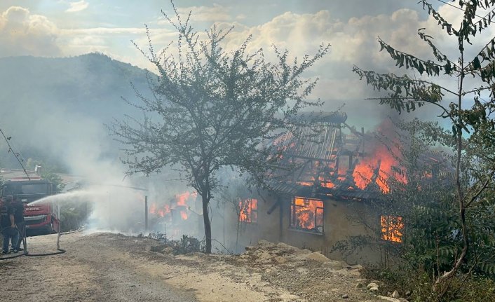 Kastamonu'da bir evde çıkan yangında pencereden atlayan 2 kişi yaralandı