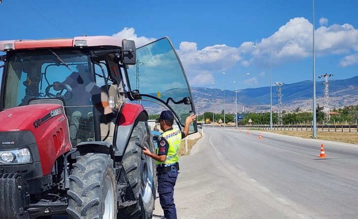 Merzifon’da jandarma ekipleri trafik denetimi yaptı