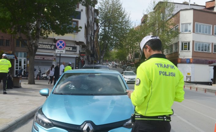 Merzifon'da trafik denetimlerinde 42 sürücüye para cezası uygulandı