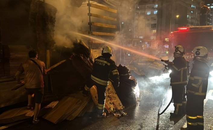 Rize'de karton yüklü tırın dorsesi yandı