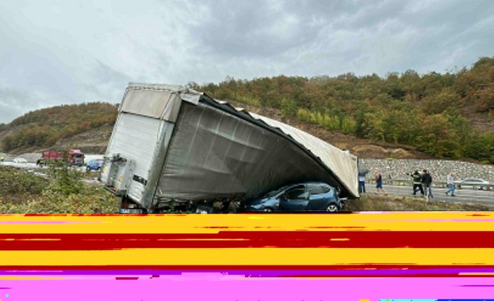 Samsun-Ankara kara yolundaki zincirleme trafik kazasında 3 kişi öldü, 6 kişi yaralandı