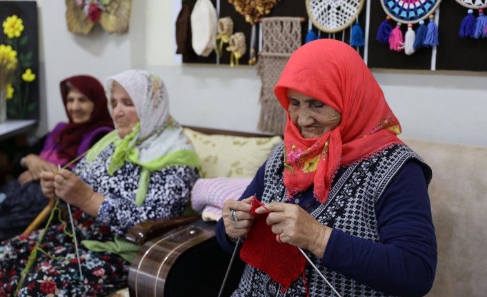 Bafra'da huzurevi sakinleri zamanlarını sanatla değerlendiriyor