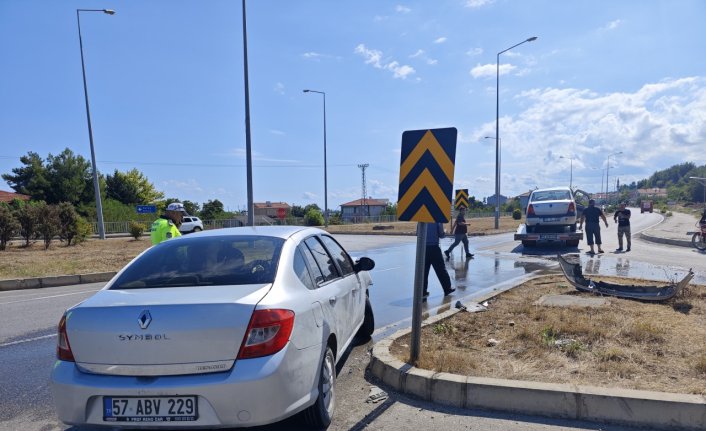 Yakakent'te iki otomobilin çarpıştığı kazada 5 kişi yaralandı