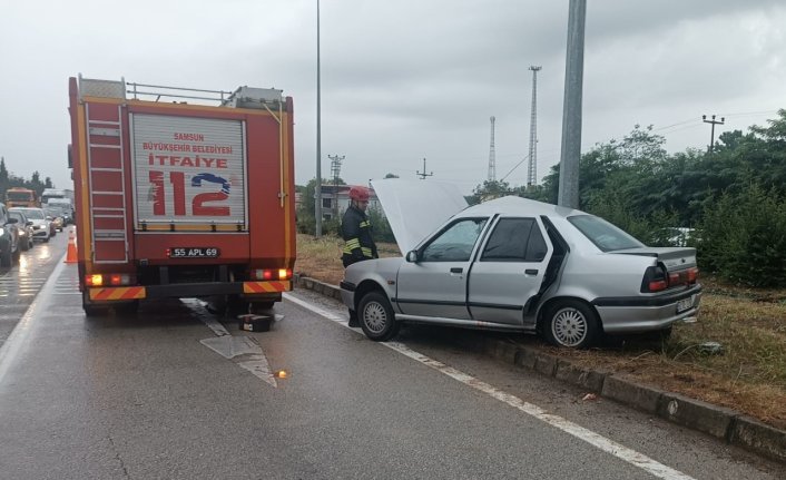 Samsun'da otomobil aydınlatma direğine çarptı, 1 kişi öldü, 2 kişi yaralandı