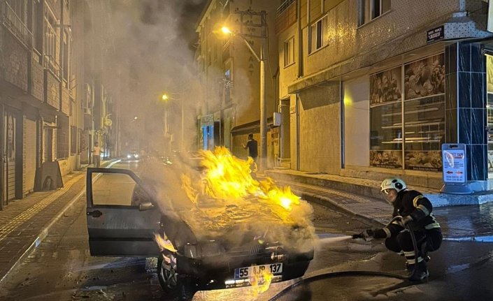 Bafra’da seyir halindeki otomobil yandı