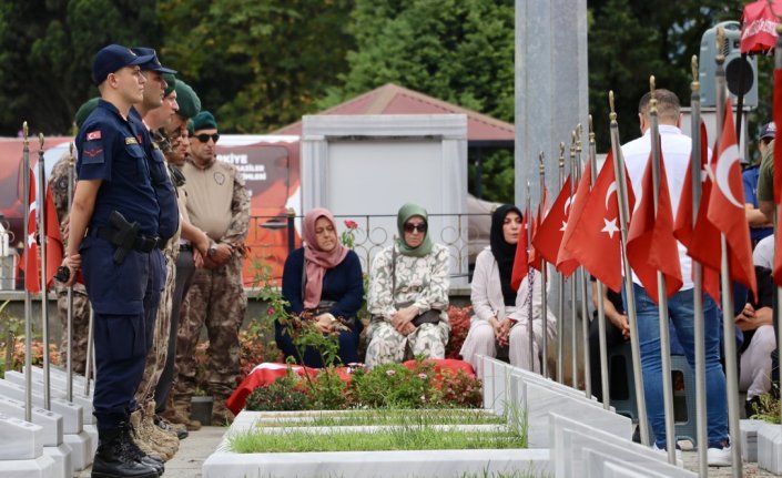 Şehit özel harekat polisi Akın Çelebi mezarı başında anıldı