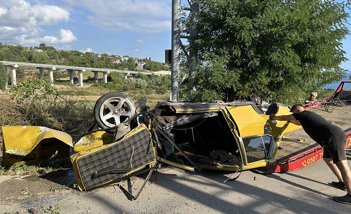 Sinop’ta elektrik direğine çarpan otomobilin sürücüsü yaralandı