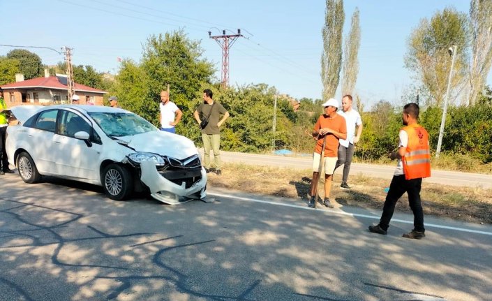 Sinop'ta ineğe çarpan otomobildeki 2 çocuk yaralandı