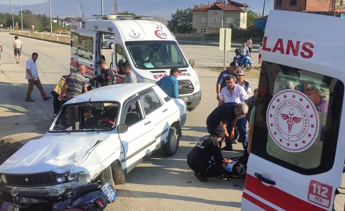 Sinop'ta otomobille motosikletin çarpıştığı kazada 2 kişi yaralandı