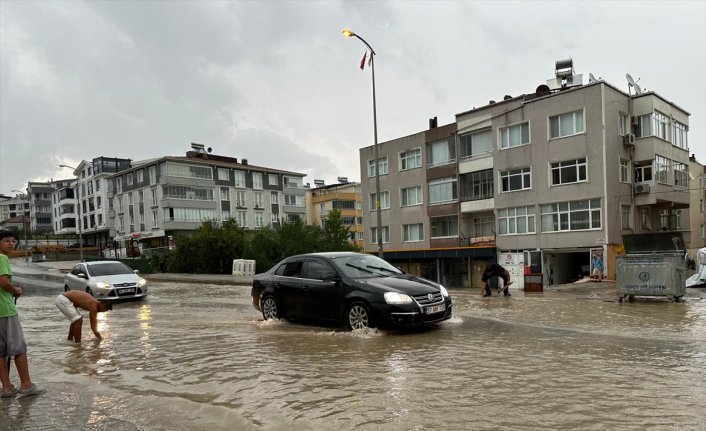 Sinop’ta sağanak nedeniyle bazı ev ve iş yerlerini su bastı