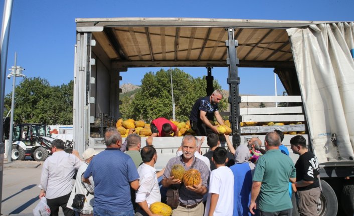 Tokat'ta bir hayırsever vatandaşlara tır dolusu kavun dağıttı