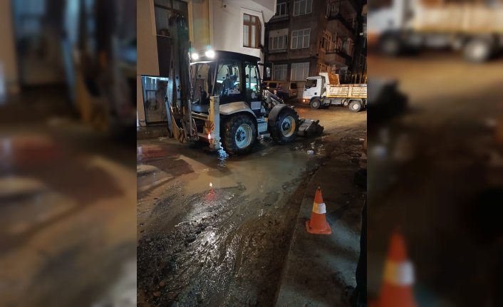 Trabzon'daki su baskınlarına belediye ekipleri müdahale etti