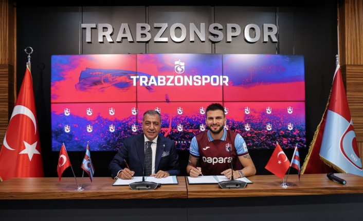 Trabzonspor'da Okay Yokuşlu için imza töreni düzenlendi