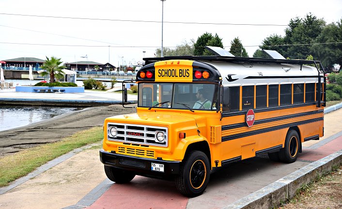 Türk gezgin “school bus“ ile Türkiye-Nepal arasında 25 bin kilometre yol katetti