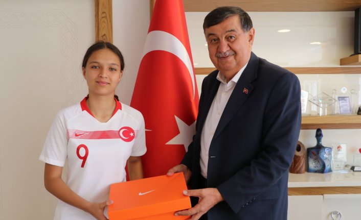 U15 Kadın Futbol Milli Takım seçmelerine davet edilen sporcuya krampon hediye edildi