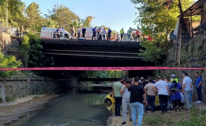 Zonguldak’ta savrulan taksi kaldırımdaki yayalara çarptı 1 ölü, 4 yaralı