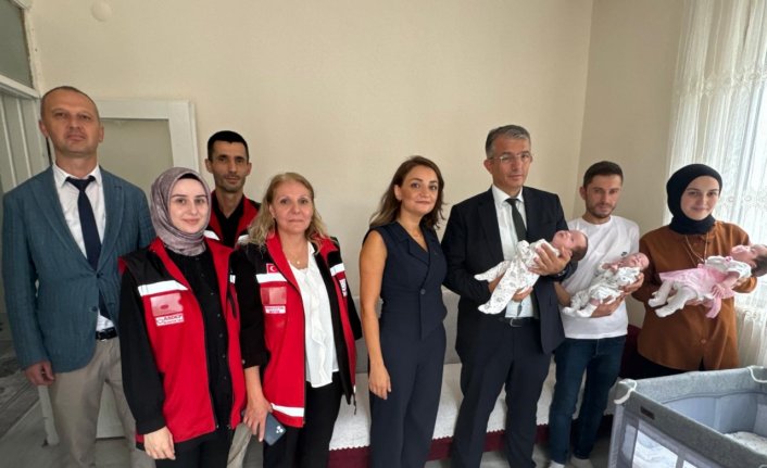 Aile ve Sosyal Hizmetler Giresun İl Müdürü Modaoğlu, üçüz bebekleri olan aileyi ziyaret etti