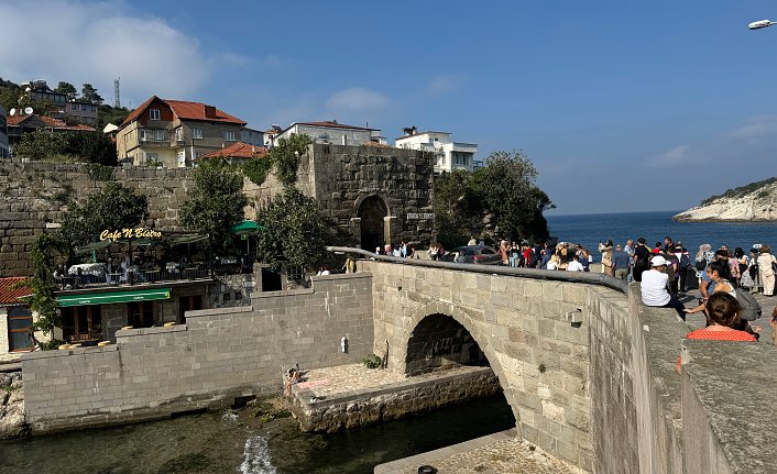 Amasra'da hafta sonu ziyaretçi yoğunluğu yaşanıyor