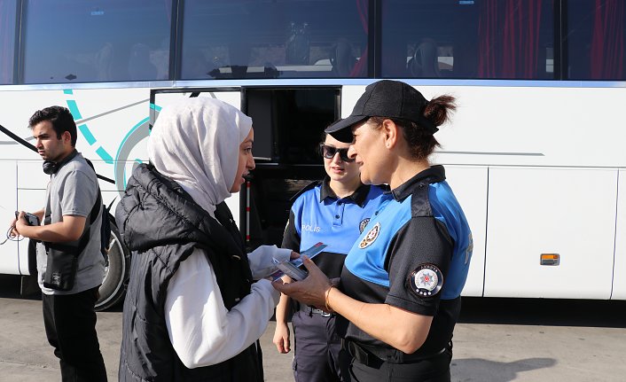 Amasya'ya üniversite öğrenimi için gelen öğrenciler otogarda karşılanıp yurda götürülüyor