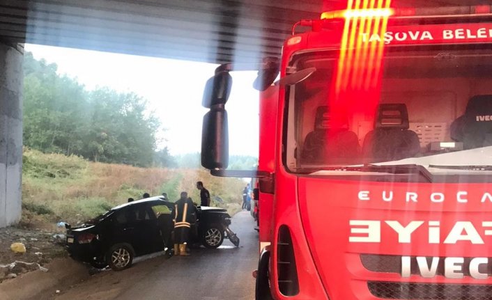 Amasya'da devrilen otomobildeki 3 kişi yaralandı