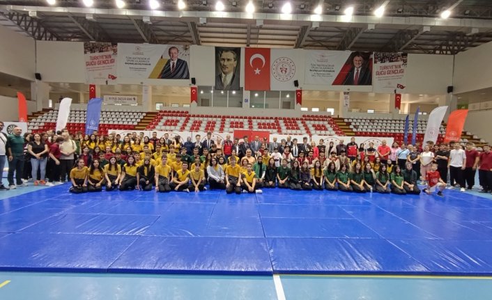 Amasya'da gaziler ile öğrenciler spor şenliğinde bir araya geldi