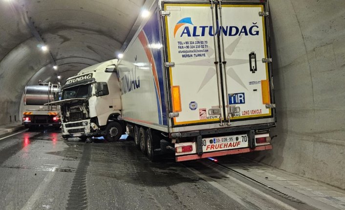 Amasya'da otomobille çarpışan tırın sürücüsü yaralandı