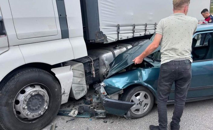 Amasya'da tırla çarpışan otomobildeki 5 kişi yaralandı