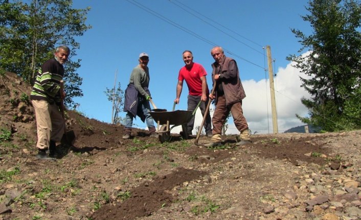 Artvin'de köylüler bozulan yollarını imece usulü düzeltti