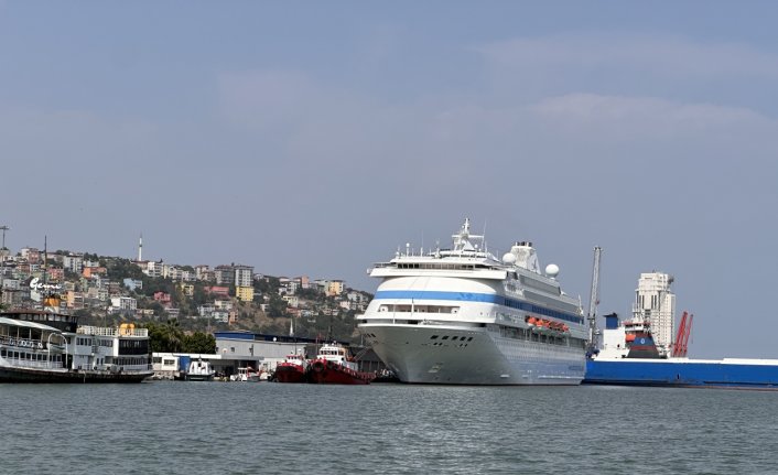 “Astoria Grande“ kruvaziyeri Samsun Limanı'na demirledi