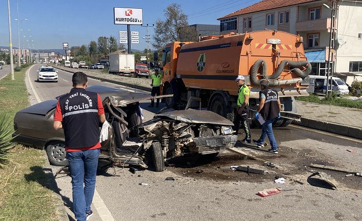 Bartın'da temizlik aracına çarpan otomobilin sürücüsü ağır yaralandı