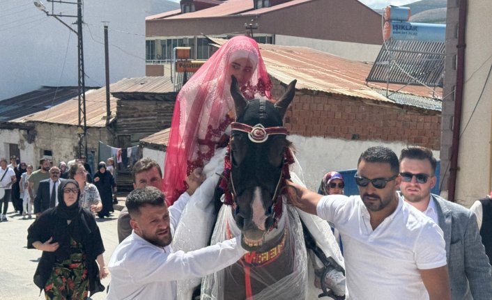 Bayburt'ta gelini damadın evine at sırtında getirme geleneği yaşatılıyor