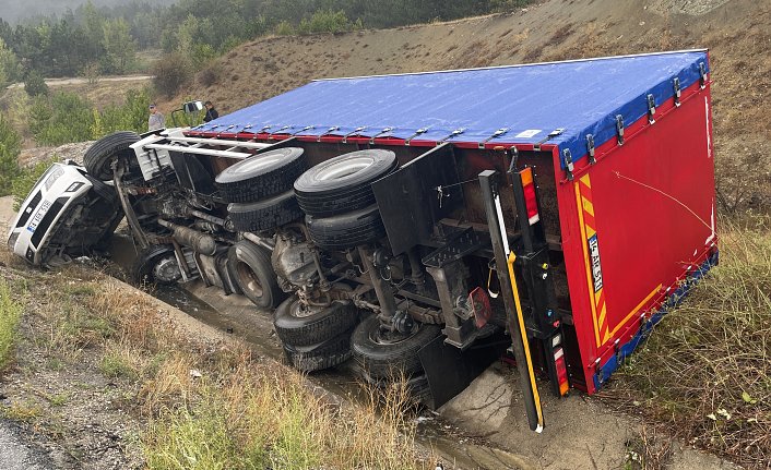 Bolu'da kazada yaralananlara yardım için duran otomobile kamyon çarptı