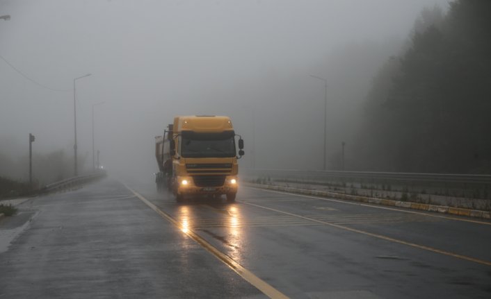 Bolu Dağı'nda sağanak ve sis etkili oldu