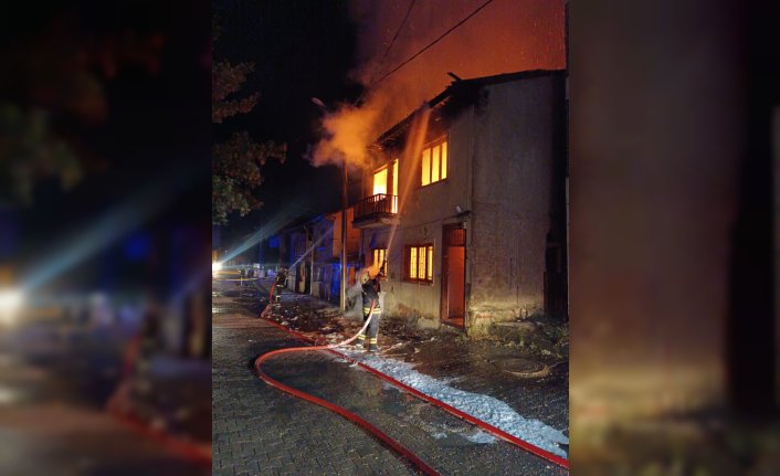 Bolu'da yangın çıkan ahşap ev kullanılamaz hale geldi