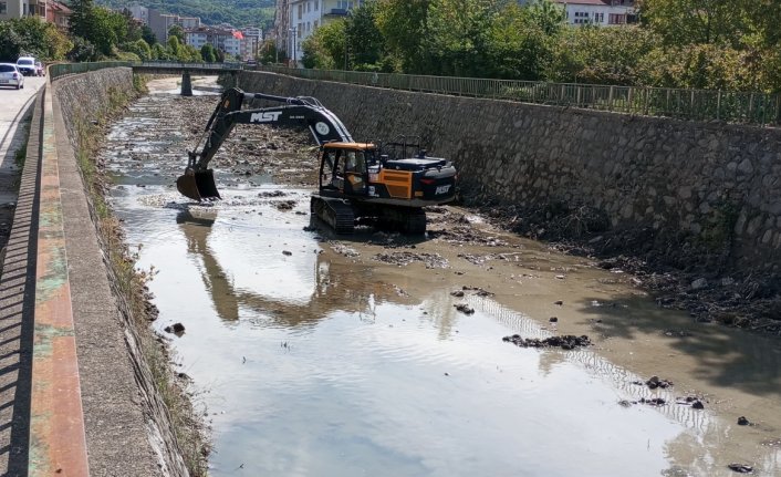 Cide'de su baskınlarına karşı kanal temizliği yapılıyor