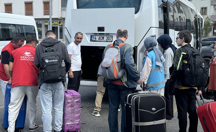 Düzce'de üniversite kazanan öğrencileri gençlik liderleri otogarda karşıladı