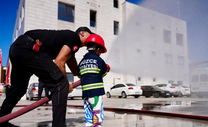 Düzce'de anaokulu öğrencileri ve “özel“ çocuklar itfaiyeyi ziyaret etti