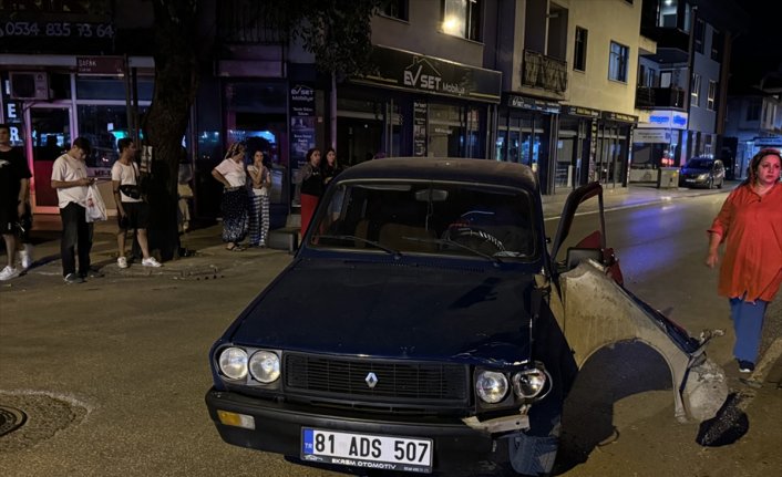 Düzce'de otomobil ile çarpışan motosikletteki 2 kişi yaralandı