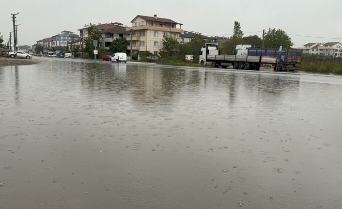 Düzce'de sağanak nedeniyle yollarda su birikintileri oluştu