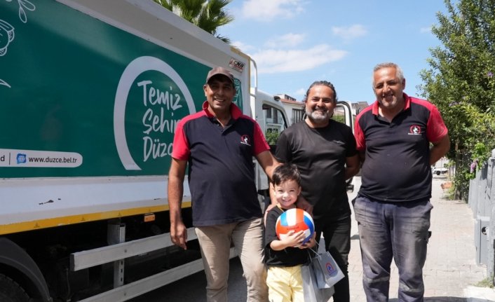 Düzce'de temizlik işçilerinden her gün kendilerini selamlayan çocuğa hediye jesti