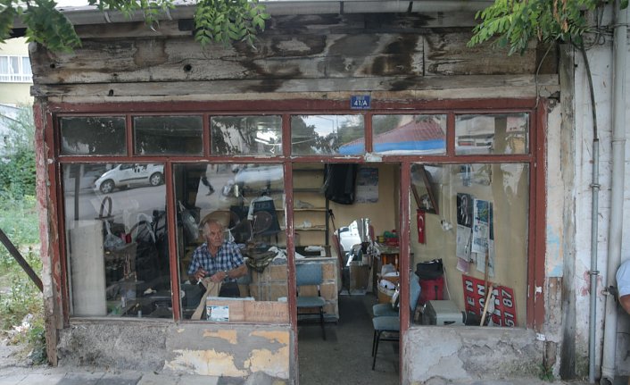 Emektar terzi geçimini sağladığı dükkanına 40 yıldır bisikletiyle geliyor