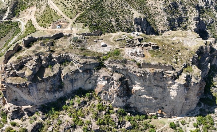 Gevhernik Kalesi'ndeki kazılarda çeşme ve sarnıç bulundu